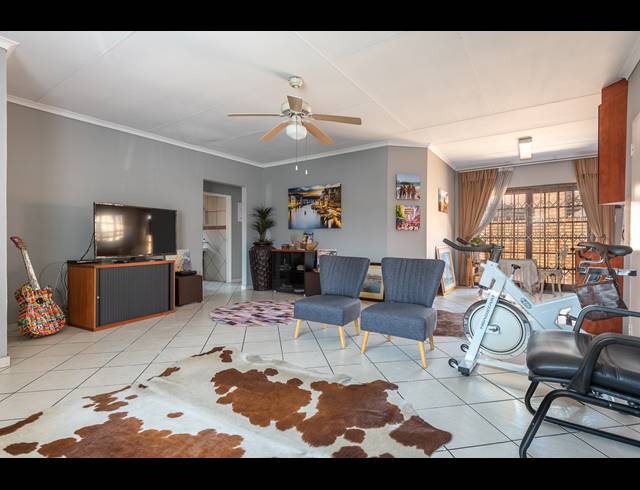 3 BEDROOM CLUSTER TO LET IN NEW MARKET